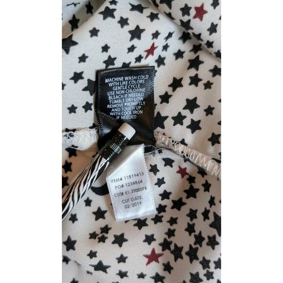Torrid Harper Georgette White Black/Red Stars 3/4 Sleeve V-neck Top 3X - Picture 8 of 8